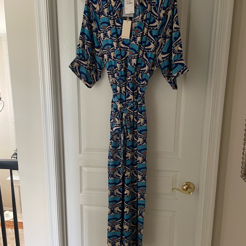 Beautiful wide leg silky jumpsuit! Belt and side pockets